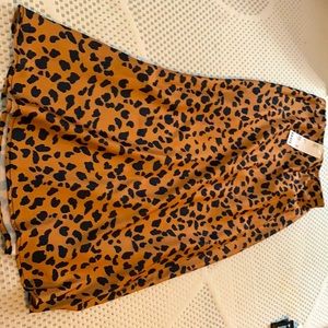 Leopard print high wasted skirt.